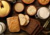Son yıllarda beslenme trendlerinde önemli bir yere sahip olan glutensiz yemekler, özellikle gluten hassasiyeti olan bireyler için vazgeçilmez hale gelmiştir. Glutensiz beslenme, buğday, arpa ve çavdar gibi gluten içeren tahıllardan uzak durmayı gerektirir ve yalnızca doğal olarak gluten içermeyen besinlerin tüketilmesini öngörür. Bu sayede hem sindirim sorunları azaltılır hem de genel sağlık üzerinde olumlu etkiler gözlemlenir. Konulu bir haber görseli.