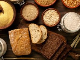 Son yıllarda beslenme trendlerinde önemli bir yere sahip olan glutensiz yemekler, özellikle gluten hassasiyeti olan bireyler için vazgeçilmez hale gelmiştir. Glutensiz beslenme, buğday, arpa ve çavdar gibi gluten içeren tahıllardan uzak durmayı gerektirir ve yalnızca doğal olarak gluten içermeyen besinlerin tüketilmesini öngörür. Bu sayede hem sindirim sorunları azaltılır hem de genel sağlık üzerinde olumlu etkiler gözlemlenir. Konulu bir haber görseli.