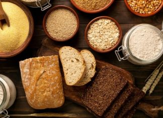 Glutensiz Beslenme: Sağlıklı ve Lezzetli Alternatifler Son yıllarda beslenme trendlerinde önemli bir yere sahip olan glutensiz yemekler, özellikle gluten hassasiyeti olan bireyler için vazgeçilmez hale gelmiştir. Glutensiz beslenme, buğday, arpa ve çavdar gibi gluten içeren tahıllardan uzak durmayı gerektirir ve yalnızca doğal olarak gluten içermeyen besinlerin tüketilmesini öngörür. Bu sayede hem sindirim sorunları azaltılır hem de genel sağlık üzerinde olumlu etkiler gözlemlenir. Konulu bir haber görseli.