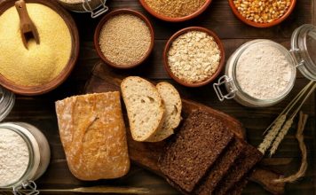 Son yıllarda beslenme trendlerinde önemli bir yere sahip olan glutensiz yemekler, özellikle gluten hassasiyeti olan bireyler için vazgeçilmez hale gelmiştir. Glutensiz beslenme, buğday, arpa ve çavdar gibi gluten içeren tahıllardan uzak durmayı gerektirir ve yalnızca doğal olarak gluten içermeyen besinlerin tüketilmesini öngörür. Bu sayede hem sindirim sorunları azaltılır hem de genel sağlık üzerinde olumlu etkiler gözlemlenir. Konulu bir haber görseli.