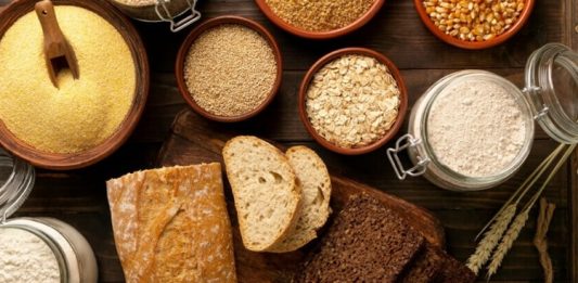 Glutensiz Beslenme: Sağlıklı ve Lezzetli Alternatifler Son yıllarda beslenme trendlerinde önemli bir yere sahip olan glutensiz yemekler, özellikle gluten hassasiyeti olan bireyler için vazgeçilmez hale gelmiştir. Glutensiz beslenme, buğday, arpa ve çavdar gibi gluten içeren tahıllardan uzak durmayı gerektirir ve yalnızca doğal olarak gluten içermeyen besinlerin tüketilmesini öngörür. Bu sayede hem sindirim sorunları azaltılır hem de genel sağlık üzerinde olumlu etkiler gözlemlenir. Konulu bir haber görseli.