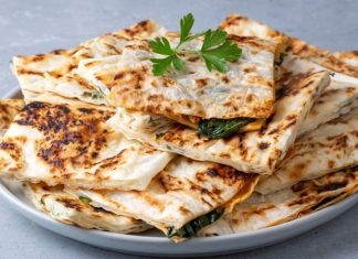 Türk mutfağının en sevilen hamur işi lezzetlerinden biri olan gözleme, geçmişten günümüze gelen bir miras olarak sofralarda yerini koruyor. Yüzyıllardır Anadolu’da farklı bölgelerde yapılan gözleme, her yörenin kendine özgü tarifleriyle çeşitlilik kazanıyor. İnce açılmış hamurun arasına konulan farklı iç harçlarıyla hazırlanan bu lezzet, sadece Türkiye’de değil, dünyada da giderek daha çok tanınmaya başlıyor. Özellikle turistlerin ilgisini çeken gözleme, geleneksel Türk kahvaltılarının ve sokak lezzetlerinin ayrılmaz bir parçası haline geldi. Konulu bir haber görseli.