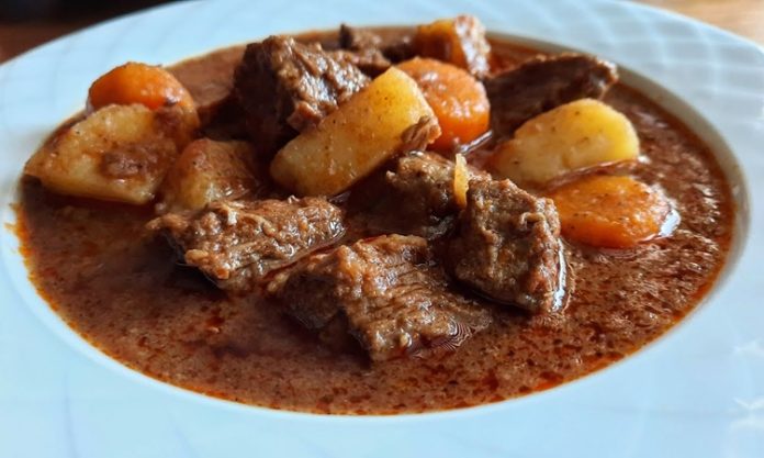 Gulaş, Orta Avrupa mutfağının en bilinen yemeklerinden biridir. Macaristan’da doğan bu yemek, yüzyıllar boyunca farklı bölgelerin damak zevklerine göre şekillenmiştir. Kökeni 9. yüzyıla kadar uzanan gulaş, ilk olarak çobanların hazırladığı etli bir yahniydi. Etin dayanıklı kalması ve uzun süre tok tutması için ateşin üzerinde ağır ağır pişirilmesi, yemeğin en karakteristik özelliğini oluşturmuştur. Zamanla baharatların ve sebzelerin eklenmesiyle birlikte gulaş sadece bir çoban yemeği olmaktan çıkıp aristokrat sofralarına kadar taşınmıştır. Konulu bir haber görseli.