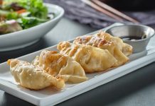 Gyoza, Japon mutfağının en sevilen yemeklerinden biridir ve kökeni Çin’e dayanmaktadır. Aslında Çin’deki jiaozi adı verilen hamur işinden esinlenerek Japonya’ya taşınmış ve zamanla farklı bir kimlik kazanmıştır. Japon mutfağına özgü pişirme teknikleri, gyozayı benzersiz bir hale getirmiştir. Bugün hem Japonya’da hem de dünyanın birçok ülkesinde gyoza, restoranların ve ev sofralarının vazgeçilmez lezzetleri arasında yer almaktadır. Konulu bir haber görseli.
