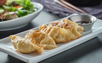 Gyoza: Japon Mutfağının İnce Lezzeti Gyoza, Japon mutfağının en sevilen yemeklerinden biridir ve kökeni Çin’e dayanmaktadır. Aslında Çin’deki jiaozi adı verilen hamur işinden esinlenerek Japonya’ya taşınmış ve zamanla farklı bir kimlik kazanmıştır. Japon mutfağına özgü pişirme teknikleri, gyozayı benzersiz bir hale getirmiştir. Bugün hem Japonya’da hem de dünyanın birçok ülkesinde gyoza, restoranların ve ev sofralarının vazgeçilmez lezzetleri arasında yer almaktadır. Konulu bir haber görseli.