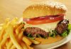 Hamburger, günümüzde hızlı yemek kültürünün en bilinen simgelerinden biridir. Ancak bu lezzetin kökenleri çok daha eskilere dayanır. Almanya’nın Hamburg şehrinden adını alan hamburger, Amerika’da popülerleşmiş ve kısa sürede küresel bir fenomen haline gelmiştir. Bugün dünyanın neredeyse her köşesinde farklı çeşitleriyle tüketilen hamburger, yalnızca bir yiyecek değil aynı zamanda modern yaşamın simgelerinden biri olmuştur. Konulu bir haber görseli.
