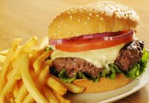Hamburger, günümüzde hızlı yemek kültürünün en bilinen simgelerinden biridir. Ancak bu lezzetin kökenleri çok daha eskilere dayanır. Almanya’nın Hamburg şehrinden adını alan hamburger, Amerika’da popülerleşmiş ve kısa sürede küresel bir fenomen haline gelmiştir. Bugün dünyanın neredeyse her köşesinde farklı çeşitleriyle tüketilen hamburger, yalnızca bir yiyecek değil aynı zamanda modern yaşamın simgelerinden biri olmuştur. Konulu bir haber görseli.