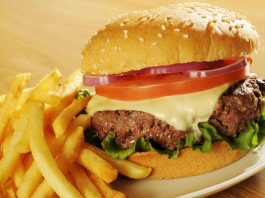 Hamburger: Dünyada Ve Türkiye’de Yükselen Lezzet Hamburger, günümüzde hızlı yemek kültürünün en bilinen simgelerinden biridir. Ancak bu lezzetin kökenleri çok daha eskilere dayanır. Almanya’nın Hamburg şehrinden adını alan hamburger, Amerika’da popülerleşmiş ve kısa sürede küresel bir fenomen haline gelmiştir. Bugün dünyanın neredeyse her köşesinde farklı çeşitleriyle tüketilen hamburger, yalnızca bir yiyecek değil aynı zamanda modern yaşamın simgelerinden biri olmuştur. Konulu bir haber görseli.