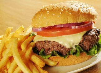 Hamburger, günümüzde hızlı yemek kültürünün en bilinen simgelerinden biridir. Ancak bu lezzetin kökenleri çok daha eskilere dayanır. Almanya’nın Hamburg şehrinden adını alan hamburger, Amerika’da popülerleşmiş ve kısa sürede küresel bir fenomen haline gelmiştir. Bugün dünyanın neredeyse her köşesinde farklı çeşitleriyle tüketilen hamburger, yalnızca bir yiyecek değil aynı zamanda modern yaşamın simgelerinden biri olmuştur. Konulu bir haber görseli.