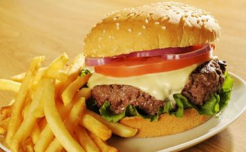 Hamburger: Dünyada Ve Türkiye’de Yükselen Lezzet Hamburger, günümüzde hızlı yemek kültürünün en bilinen simgelerinden biridir. Ancak bu lezzetin kökenleri çok daha eskilere dayanır. Almanya’nın Hamburg şehrinden adını alan hamburger, Amerika’da popülerleşmiş ve kısa sürede küresel bir fenomen haline gelmiştir. Bugün dünyanın neredeyse her köşesinde farklı çeşitleriyle tüketilen hamburger, yalnızca bir yiyecek değil aynı zamanda modern yaşamın simgelerinden biri olmuştur. Konulu bir haber görseli.
