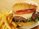 Hamburger: Dünyada Ve Türkiye’de Yükselen Lezzet Hamburger, günümüzde hızlı yemek kültürünün en bilinen simgelerinden biridir. Ancak bu lezzetin kökenleri çok daha eskilere dayanır. Almanya’nın Hamburg şehrinden adını alan hamburger, Amerika’da popülerleşmiş ve kısa sürede küresel bir fenomen haline gelmiştir. Bugün dünyanın neredeyse her köşesinde farklı çeşitleriyle tüketilen hamburger, yalnızca bir yiyecek değil aynı zamanda modern yaşamın simgelerinden biri olmuştur. Konulu bir haber görseli.