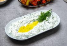 Haydari, özellikle kahvaltı sofralarının ve mezelerin vazgeçilmez tatlarından biridir. Yoğurt bazlı bu lezzetli meze, hem hafif hem de besleyici olmasıyla öne çıkar. Haydari, yüksek protein içeriği sayesinde kas ve kemik sağlığını desteklerken, probiyotik özelliği ile sindirim sistemine katkıda bulunur. İçerdiği sarımsak ve dereotu gibi doğal malzemeler, lezzetin yanı sıra sağlık açısından da avantaj sağlar. Konulu bir haber görseli.