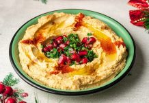 Humuslu Sandviç, geleneksel Ortadoğu lezzeti humusun taze ekmek veya lavaş arasına konularak hazırlandığı pratik bir öğün seçeneğidir. Protein ve lif açısından zengin olan humus, nohut bazlı yapısı sayesinde doyurucu ve besleyici bir alternatiftir. Sandviçlerin içine domates, salatalık, marul, biber ve çeşitli yeşillikler eklenerek vitamin değerleri artırılır. Konulu bir haber görseli.