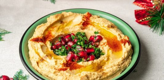 Humuslu Sandviç, geleneksel Ortadoğu lezzeti humusun taze ekmek veya lavaş arasına konularak hazırlandığı pratik bir öğün seçeneğidir. Protein ve lif açısından zengin olan humus, nohut bazlı yapısı sayesinde doyurucu ve besleyici bir alternatiftir. Sandviçlerin içine domates, salatalık, marul, biber ve çeşitli yeşillikler eklenerek vitamin değerleri artırılır. Konulu bir haber görseli.