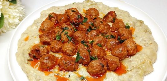 Türk mutfağının klasikleşmiş lezzetlerinden biri olan hünkar beğendi, Osmanlı saray mutfağından günümüze uzanan bir yemek olarak bilinir. Patlıcanın közlenip püre haline getirilmesi ve üzerine et veya kuzu etinin eklenmesiyle hazırlanan bu yemek, hem göze hem damağa hitap eder. Tarih boyunca hem özel günlerde hem de günlük sofralarda hazırlanmış olan hünkar beğendi, kültürel bir miras olarak ön plana çıkar. Konulu bir haber görseli.
