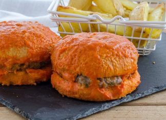 Islak Hamburger: Sokak Lezzetlerinin Vazgeçilmez Yıldızı Türk mutfağının kendine has sokak lezzetleri arasında özel bir yere sahip olan ıslak hamburger, İstanbul’un özellikle Taksim Meydanı çevresinde ün kazanmıştır. Yoğun gece hayatı, hareketli caddeleri ve hızlı yaşam temposuyla birlikte bu lezzet, hem doyurucu hem de pratik bir çözüm sunar. İlk bakışta klasik bir hamburgeri andırsa da onu farklı kılan şey, sosu ve pişirme yöntemidir. Konulu bir haber görseli.