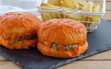 Islak Hamburger: Sokak Lezzetlerinin Vazgeçilmez Yıldızı Türk mutfağının kendine has sokak lezzetleri arasında özel bir yere sahip olan ıslak hamburger, İstanbul’un özellikle Taksim Meydanı çevresinde ün kazanmıştır. Yoğun gece hayatı, hareketli caddeleri ve hızlı yaşam temposuyla birlikte bu lezzet, hem doyurucu hem de pratik bir çözüm sunar. İlk bakışta klasik bir hamburgeri andırsa da onu farklı kılan şey, sosu ve pişirme yöntemidir. Konulu bir haber görseli.