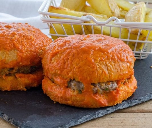 Türk mutfağının kendine has sokak lezzetleri arasında özel bir yere sahip olan ıslak hamburger, İstanbul’un özellikle Taksim Meydanı çevresinde ün kazanmıştır. Yoğun gece hayatı, hareketli caddeleri ve hızlı yaşam temposuyla birlikte bu lezzet, hem doyurucu hem de pratik bir çözüm sunar. İlk bakışta klasik bir hamburgeri andırsa da onu farklı kılan şey, sosu ve pişirme yöntemidir. Konulu bir haber görseli.