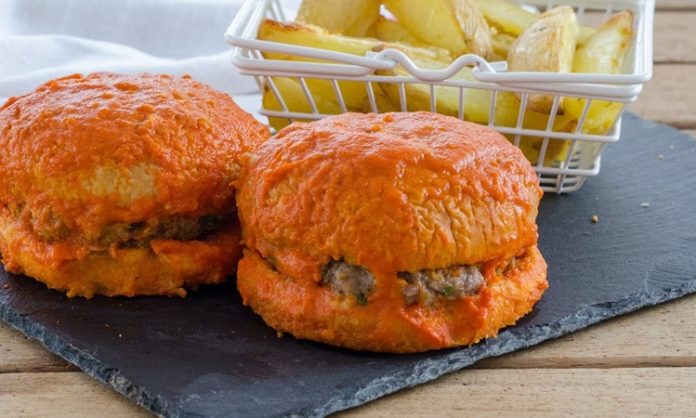 Türk mutfağının kendine has sokak lezzetleri arasında özel bir yere sahip olan ıslak hamburger, İstanbul’un özellikle Taksim Meydanı çevresinde ün kazanmıştır. Yoğun gece hayatı, hareketli caddeleri ve hızlı yaşam temposuyla birlikte bu lezzet, hem doyurucu hem de pratik bir çözüm sunar. İlk bakışta klasik bir hamburgeri andırsa da onu farklı kılan şey, sosu ve pişirme yöntemidir. Konulu bir haber görseli.