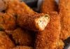 Jalapeno popper, özellikle Amerika ve Meksika mutfağında öne çıkan, baharatlı ve peynir dolgusuyla dikkat çeken bir atıştırmalıktır. Bu lezzetli yiyecek, adını ana malzemesi olan jalapeno biberlerinden alır ve genellikle içi krem peynir veya cheddar ile doldurulur. İlk olarak 1980’lerde popülerleşen jalapeno popper, kısa sürede fast food restoranları ve ev mutfaklarının favori atıştırmalıkları arasında yerini almıştır. Konulu bir haber görseli.