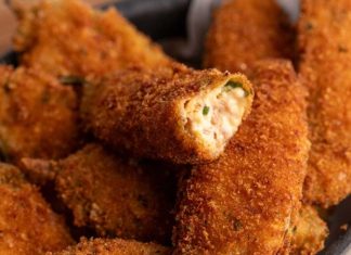 Jalapeno Popper: Baharatlı Atıştırmalık Tutkusu Jalapeno popper, özellikle Amerika ve Meksika mutfağında öne çıkan, baharatlı ve peynir dolgusuyla dikkat çeken bir atıştırmalıktır. Bu lezzetli yiyecek, adını ana malzemesi olan jalapeno biberlerinden alır ve genellikle içi krem peynir veya cheddar ile doldurulur. İlk olarak 1980’lerde popülerleşen jalapeno popper, kısa sürede fast food restoranları ve ev mutfaklarının favori atıştırmalıkları arasında yerini almıştır. Konulu bir haber görseli.