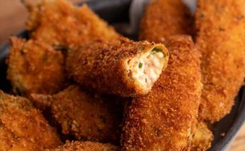 Jalapeno Popper: Baharatlı Atıştırmalık Tutkusu Jalapeno popper, özellikle Amerika ve Meksika mutfağında öne çıkan, baharatlı ve peynir dolgusuyla dikkat çeken bir atıştırmalıktır. Bu lezzetli yiyecek, adını ana malzemesi olan jalapeno biberlerinden alır ve genellikle içi krem peynir veya cheddar ile doldurulur. İlk olarak 1980’lerde popülerleşen jalapeno popper, kısa sürede fast food restoranları ve ev mutfaklarının favori atıştırmalıkları arasında yerini almıştır. Konulu bir haber görseli.