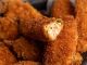 Jalapeno popper, özellikle Amerika ve Meksika mutfağında öne çıkan, baharatlı ve peynir dolgusuyla dikkat çeken bir atıştırmalıktır. Bu lezzetli yiyecek, adını ana malzemesi olan jalapeno biberlerinden alır ve genellikle içi krem peynir veya cheddar ile doldurulur. İlk olarak 1980’lerde popülerleşen jalapeno popper, kısa sürede fast food restoranları ve ev mutfaklarının favori atıştırmalıkları arasında yerini almıştır. Konulu bir haber görseli.