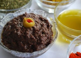 Kahvaltı Sofralarının Vazgeçilmezi Zeytin Ezmesi Zeytin ezmesi, yüzyıllardır özellikle Akdeniz mutfak kültüründe kendine özel bir yer edinmiş sağlıklı bir lezzettir. Anadolu’da kahvaltı sofralarının vazgeçilmezi olarak bilinen bu eşsiz tat, sadece kahvaltılarda değil farklı yemeklerin yanında da tüketilmektedir. Zeytin ağacının binlerce yıllık geçmişi, bu ürünü adeta bir kültürel miras haline getirmiştir. Bu nedenle, özellikle köylerde yapılan doğal yöntemlerle hazırlanmış zeytin ezmesi, sofralarda hem lezzeti hem de sağlık açısından sunduğu faydalar ile tercih edilmektedir. Konulu bir haber görseli.