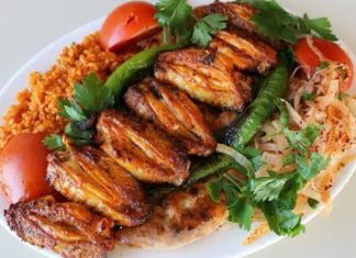 Kanat Tavuk: Lezzetleri ve Pişirme Sırlarıyla Sofralarınıza Geliyor Kanat tavuk, hem lezzeti hem de pratik pişirme avantajı ile mutfaklarda sık tercih edilen bir protein kaynağıdır. Kanat tavuk alırken tazeliği her zaman ön planda tutulmalıdır. Tavuğun rengi, kokusu ve dokusu, satın alım sırasında dikkat edilmesi gereken en önemli unsurlardır. Taze kanat tavuk, pişirme sırasında hem aromatik özelliklerini korur hem de daha yumuşak bir dokuya sahip olur. Konulu bir haber görseli.