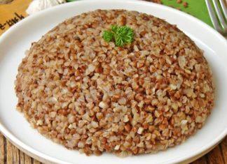 Karabuğday Pilavı: Sağlıklı Sofraların Yeni Favorisi Karabuğday pilavı, özellikle sağlıklı beslenmeyi tercih edenlerin sofralarında sıkça yer alan bir alternatif olarak öne çıkar. Bu özel pilav, hem glütensiz yapısı hem de besin değerleri ile dikkat çeker. Karabuğdayın kendine has aroması, pilavın sade lezzeti ile birleşerek eşsiz bir tat sunar. Konulu bir haber görseli.