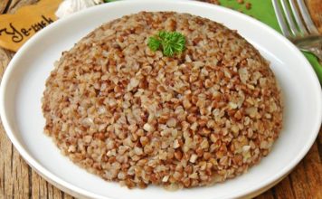 Karabuğday Pilavı: Sağlıklı Sofraların Yeni Favorisi Karabuğday pilavı, özellikle sağlıklı beslenmeyi tercih edenlerin sofralarında sıkça yer alan bir alternatif olarak öne çıkar. Bu özel pilav, hem glütensiz yapısı hem de besin değerleri ile dikkat çeker. Karabuğdayın kendine has aroması, pilavın sade lezzeti ile birleşerek eşsiz bir tat sunar. Konulu bir haber görseli.