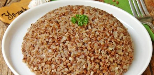 Karabuğday Pilavı: Sağlıklı Sofraların Yeni Favorisi Karabuğday pilavı, özellikle sağlıklı beslenmeyi tercih edenlerin sofralarında sıkça yer alan bir alternatif olarak öne çıkar. Bu özel pilav, hem glütensiz yapısı hem de besin değerleri ile dikkat çeker. Karabuğdayın kendine has aroması, pilavın sade lezzeti ile birleşerek eşsiz bir tat sunar. Konulu bir haber görseli.