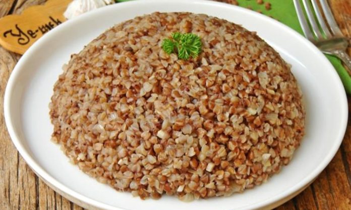 Karabuğday pilavı, özellikle sağlıklı beslenmeyi tercih edenlerin sofralarında sıkça yer alan bir alternatif olarak öne çıkar. Bu özel pilav, hem glütensiz yapısı hem de besin değerleri ile dikkat çeker. Karabuğdayın kendine has aroması, pilavın sade lezzeti ile birleşerek eşsiz bir tat sunar. Konulu bir haber görseli.