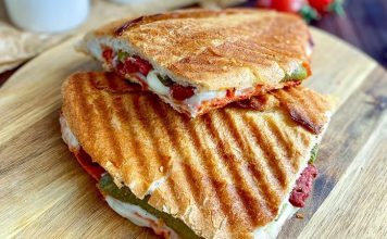 Karışık Tost: Kahvaltıdan Öğleye Pratik Lezzet Karışık tost, özellikle Türkiye’de sabah kahvaltılarının ve ara öğünlerin vazgeçilmez lezzetlerinden biri haline gelmiştir. Bu tost çeşidi, klasik kaşarlı tostun ötesine geçerek sucuk, salam, domates, biber ve peynir gibi malzemelerin bir araya gelmesiyle hazırlanır. Böylece hem doyurucu hem de zengin bir lezzet sunar. Konulu bir haber görseli.