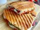 Karışık Tost: Kahvaltıdan Öğleye Pratik Lezzet Karışık tost, özellikle Türkiye’de sabah kahvaltılarının ve ara öğünlerin vazgeçilmez lezzetlerinden biri haline gelmiştir. Bu tost çeşidi, klasik kaşarlı tostun ötesine geçerek sucuk, salam, domates, biber ve peynir gibi malzemelerin bir araya gelmesiyle hazırlanır. Böylece hem doyurucu hem de zengin bir lezzet sunar. Konulu bir haber görseli.