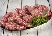 Türk mutfağında köftenin yeri çok özeldir ve bu çeşitlerin içinde en çok öne çıkanlardan biri de kasap köftedir. Adını, geleneksel olarak kasaplarda hazırlanıp müşterilere sunulmasından alır. Kasaplar, ellerindeki en kaliteli eti özenle seçer, doğru yağ oranıyla kıyma haline getirir ve baharatlarla yoğurarak köfte harcını hazırlar. Bu gelenek, yıllar içinde damaklarda unutulmaz tatlar bırakmıştır. Konulu bir haber görseli.
