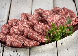 Türk mutfağında köftenin yeri çok özeldir ve bu çeşitlerin içinde en çok öne çıkanlardan biri de kasap köftedir. Adını, geleneksel olarak kasaplarda hazırlanıp müşterilere sunulmasından alır. Kasaplar, ellerindeki en kaliteli eti özenle seçer, doğru yağ oranıyla kıyma haline getirir ve baharatlarla yoğurarak köfte harcını hazırlar. Bu gelenek, yıllar içinde damaklarda unutulmaz tatlar bırakmıştır. Konulu bir haber görseli.