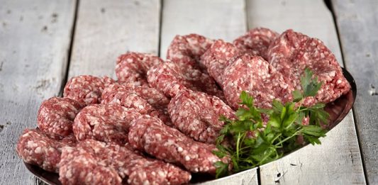 Türk mutfağında köftenin yeri çok özeldir ve bu çeşitlerin içinde en çok öne çıkanlardan biri de kasap köftedir. Adını, geleneksel olarak kasaplarda hazırlanıp müşterilere sunulmasından alır. Kasaplar, ellerindeki en kaliteli eti özenle seçer, doğru yağ oranıyla kıyma haline getirir ve baharatlarla yoğurarak köfte harcını hazırlar. Bu gelenek, yıllar içinde damaklarda unutulmaz tatlar bırakmıştır. Konulu bir haber görseli.