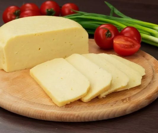 Kaşar dilimi, Türkiye’nin peynir kültüründe önemli bir yer tutar ve hem kahvaltılarda hem de yemeklerde yaygın olarak tercih edilir. Kendine özgü aroması, kolay eriyen dokusu ve pratik kullanım avantajı ile sofraların baş tacı olmuştur. Her yaştan tüketici tarafından sevilen kaşar dilimi, hem besleyici hem de lezzet açısından zengin bir üründür. Konulu bir haber görseli.