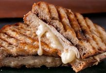 Kaşarlı tost, Türkiye’de sabah kahvaltılarının ve ara öğünlerin vazgeçilmez lezzetlerinden biridir. İnce dilimlenmiş ekmek arasına yerleştirilen kaşar peyniri ile hazırlanan bu tost, kısa sürede hazırlanmasıyla hem evde hem de sokak lezzetleri arasında popüler hale gelmiştir. Konulu bir haber görseli.