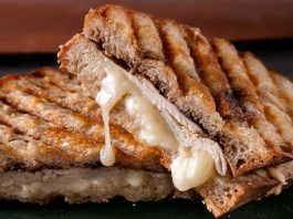 Kaşarlı tost, Türkiye’de sabah kahvaltılarının ve ara öğünlerin vazgeçilmez lezzetlerinden biridir. İnce dilimlenmiş ekmek arasına yerleştirilen kaşar peyniri ile hazırlanan bu tost, kısa sürede hazırlanmasıyla hem evde hem de sokak lezzetleri arasında popüler hale gelmiştir. Konulu bir haber görseli.