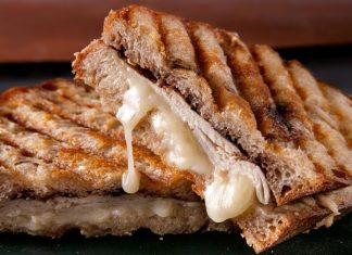 Kaşarlı Tost: Pratik Ve Lezzetli Kahvaltı Seçeneği Kaşarlı tost, Türkiye’de sabah kahvaltılarının ve ara öğünlerin vazgeçilmez lezzetlerinden biridir. İnce dilimlenmiş ekmek arasına yerleştirilen kaşar peyniri ile hazırlanan bu tost, kısa sürede hazırlanmasıyla hem evde hem de sokak lezzetleri arasında popüler hale gelmiştir. Konulu bir haber görseli.