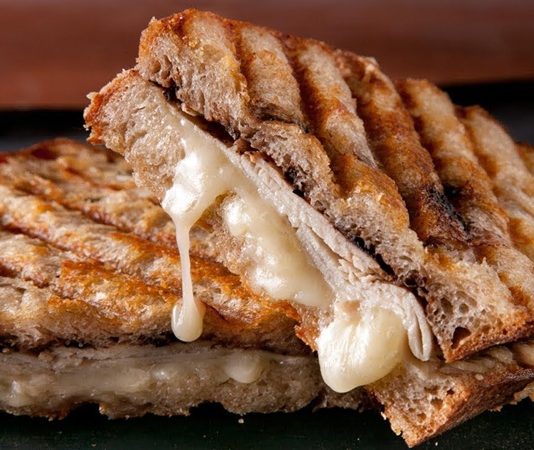 Kaşarlı tost, Türkiye’de sabah kahvaltılarının ve ara öğünlerin vazgeçilmez lezzetlerinden biridir. İnce dilimlenmiş ekmek arasına yerleştirilen kaşar peyniri ile hazırlanan bu tost, kısa sürede hazırlanmasıyla hem evde hem de sokak lezzetleri arasında popüler hale gelmiştir. Konulu bir haber görseli.