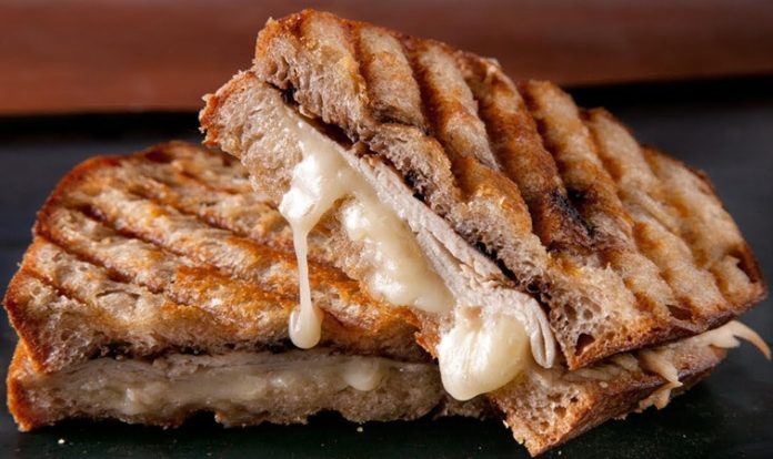 Kaşarlı tost, Türkiye’de sabah kahvaltılarının ve ara öğünlerin vazgeçilmez lezzetlerinden biridir. İnce dilimlenmiş ekmek arasına yerleştirilen kaşar peyniri ile hazırlanan bu tost, kısa sürede hazırlanmasıyla hem evde hem de sokak lezzetleri arasında popüler hale gelmiştir. Konulu bir haber görseli.