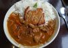 Katsu Curry, Japon mutfağının hem geleneksel hem de modern dokunuşlarını bir arada sunan özel bir yemektir. “Katsu” kelimesi çıtır kaplamalı kızarmış et kotletini ifade ederken, “curry” Japonya’ya 19. yüzyılda İngilizler aracılığıyla Hindistan’dan gelen köri baharat karışımını anlatır. Bu iki farklı unsurun birleşmesiyle ortaya çıkan yemek, Japonya’da kısa sürede popülerlik kazanmıştır. Konulu bir haber görseli.