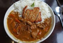 Katsu Curry, Japon mutfağının hem geleneksel hem de modern dokunuşlarını bir arada sunan özel bir yemektir. “Katsu” kelimesi çıtır kaplamalı kızarmış et kotletini ifade ederken, “curry” Japonya’ya 19. yüzyılda İngilizler aracılığıyla Hindistan’dan gelen köri baharat karışımını anlatır. Bu iki farklı unsurun birleşmesiyle ortaya çıkan yemek, Japonya’da kısa sürede popülerlik kazanmıştır. Konulu bir haber görseli.
