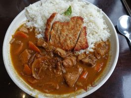 Katsu Curry Japon Mutfağının Lezzetli Yüzü Katsu Curry, Japon mutfağının hem geleneksel hem de modern dokunuşlarını bir arada sunan özel bir yemektir. “Katsu” kelimesi çıtır kaplamalı kızarmış et kotletini ifade ederken, “curry” Japonya’ya 19. yüzyılda İngilizler aracılığıyla Hindistan’dan gelen köri baharat karışımını anlatır. Bu iki farklı unsurun birleşmesiyle ortaya çıkan yemek, Japonya’da kısa sürede popülerlik kazanmıştır. Konulu bir haber görseli.