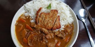 Katsu Curry, Japon mutfağının hem geleneksel hem de modern dokunuşlarını bir arada sunan özel bir yemektir. “Katsu” kelimesi çıtır kaplamalı kızarmış et kotletini ifade ederken, “curry” Japonya’ya 19. yüzyılda İngilizler aracılığıyla Hindistan’dan gelen köri baharat karışımını anlatır. Bu iki farklı unsurun birleşmesiyle ortaya çıkan yemek, Japonya’da kısa sürede popülerlik kazanmıştır. Konulu bir haber görseli.