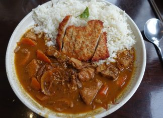 Katsu Curry, Japon mutfağının hem geleneksel hem de modern dokunuşlarını bir arada sunan özel bir yemektir. “Katsu” kelimesi çıtır kaplamalı kızarmış et kotletini ifade ederken, “curry” Japonya’ya 19. yüzyılda İngilizler aracılığıyla Hindistan’dan gelen köri baharat karışımını anlatır. Bu iki farklı unsurun birleşmesiyle ortaya çıkan yemek, Japonya’da kısa sürede popülerlik kazanmıştır. Konulu bir haber görseli.