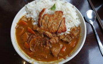 Katsu Curry, Japon mutfağının hem geleneksel hem de modern dokunuşlarını bir arada sunan özel bir yemektir. “Katsu” kelimesi çıtır kaplamalı kızarmış et kotletini ifade ederken, “curry” Japonya’ya 19. yüzyılda İngilizler aracılığıyla Hindistan’dan gelen köri baharat karışımını anlatır. Bu iki farklı unsurun birleşmesiyle ortaya çıkan yemek, Japonya’da kısa sürede popülerlik kazanmıştır. Konulu bir haber görseli.